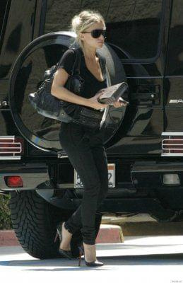 Ashley arriving at DualStar Offices in LA-paparazzi sierpień 2007