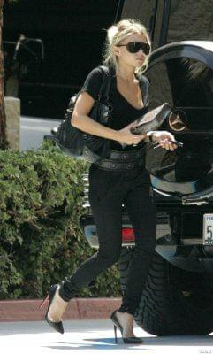 Ashley arriving at DualStar Offices in LA-paparazzi sierpień 2007