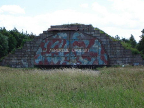 Hangar na starym Rodzieckim lotnisku w Skarbimierzu koło Brzegu