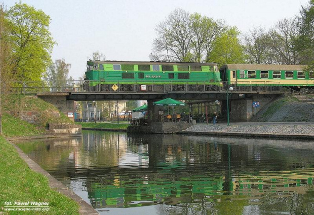 6 maja 2006 r. Godz. 8:32. Giżycko. Pociąg pośpieszny RYBAK relacji Białystok - Szczecin Gł. pokonuje most nad Kanałem Łuczańskim w ciepły, sobotni poranek.