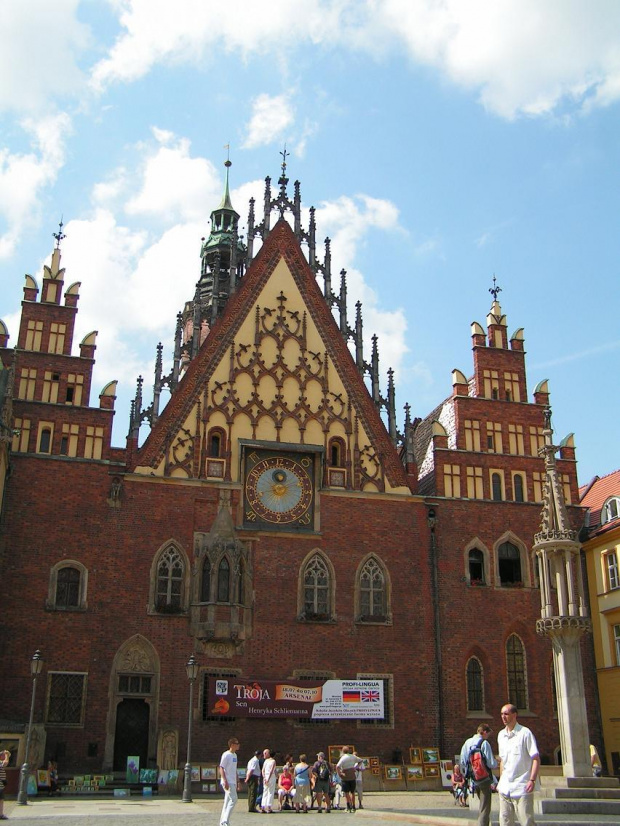 Jeden z najbardziej rozpoznawanych budynków we Wrocławiu - gotycko-renesansowy ratusz :) Jest z tego co się orientuję jednymj z symboli wrocławia. #RatuszWrocławski