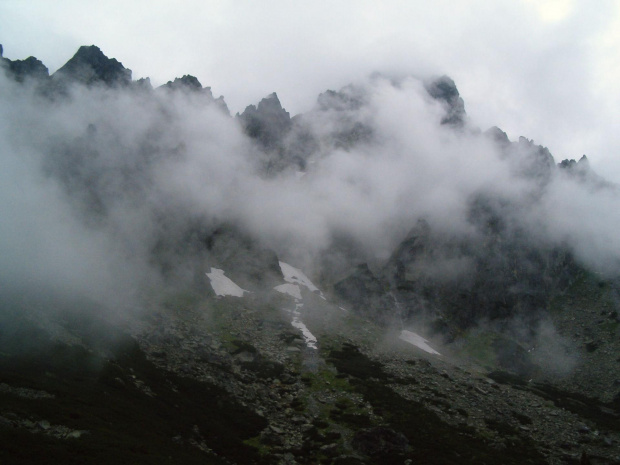Pośrednia Grań w otoczce chmur #Tatry