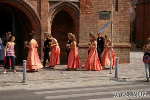 Nowa świecka tradycja - śluby w stylu amerykańskim. Kościół służy jedynie jako atrakcyjne tło do zdjęć. #Wilno