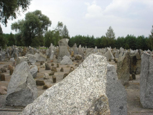 To co zostało dziś po obozie w Treblince. Kamienie symbolizują miasta z jakich pochodzili zamordowani ludzie.