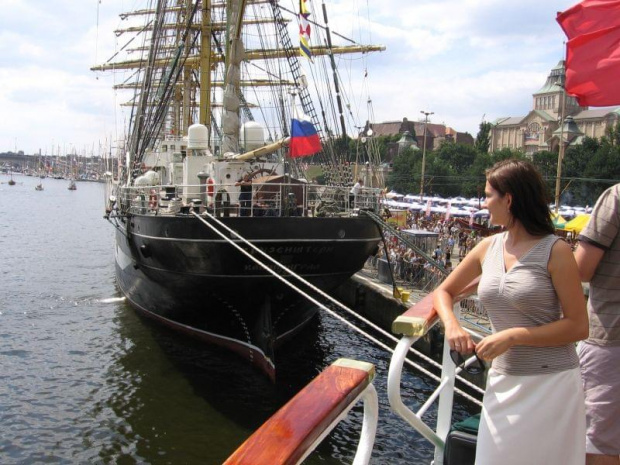 Na pokładzie Cuauhtémoc'a - w tle rosyjski Kruzenstern