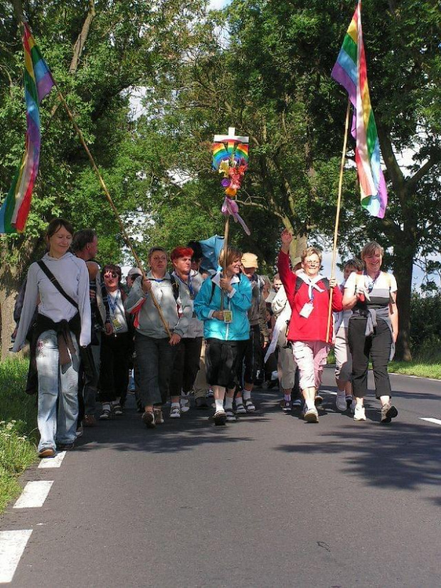 Pielgrzymka piesza Grupa Teczowa A. D. 2007. 29 lipca - 12 sierpnia z Kostrzyna nad Odrą na Jasną Górę. Tegoroczna liczyła 96 uczestników i znów przeszła ponad 440 kilometrów... #pielgrzymka