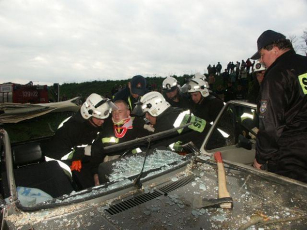 Ćcziczenia tarownictwa drogowego - Czernichów 06/05/2005 - Wydobywanie rannego z wraku pojazdu - OSP Czułówek