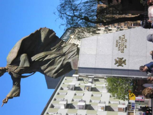 pomnik przed katedrą.