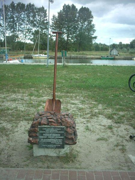 Pomnik łopaty w Kątach Rybackich