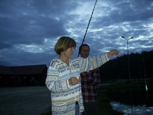 W ramach relaksu nauka łowienia Ryszard uczy zakładania na haczyk robaczków żonę Janinę. #Szkoła