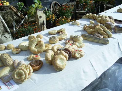 Chlebki już rozdano pozostały jeszcze bułeczki, rogaliki, szneki i inne wypieki. #Plenerowe #PolskieMiasta #Imprezy