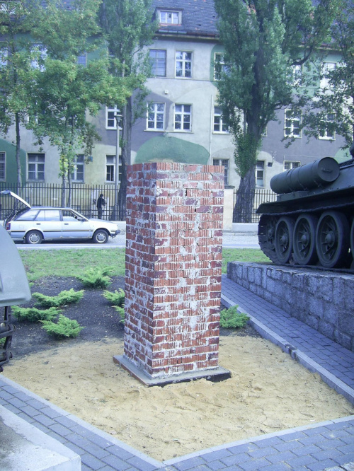 Wymurowany cokół pomnika #Militaria #PolskieMiasta