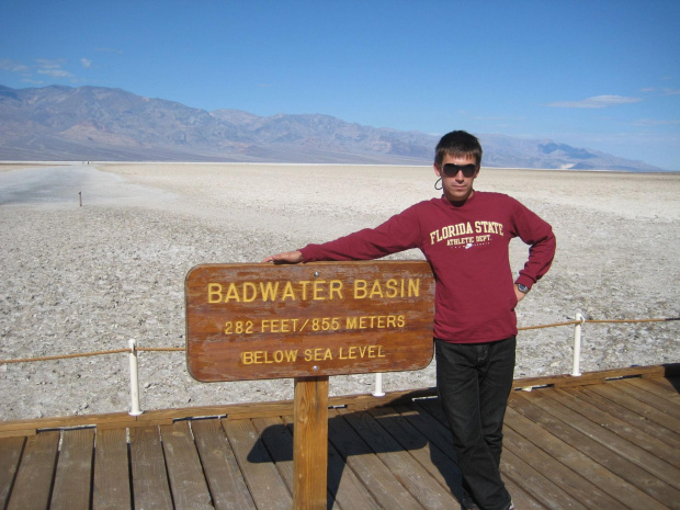 Badwater-wyschniete jezioro w Dolinie Śmierci ok.80m pod poziomem morza