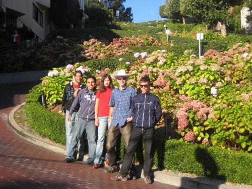 przy zakręconej Lombard St. w SF