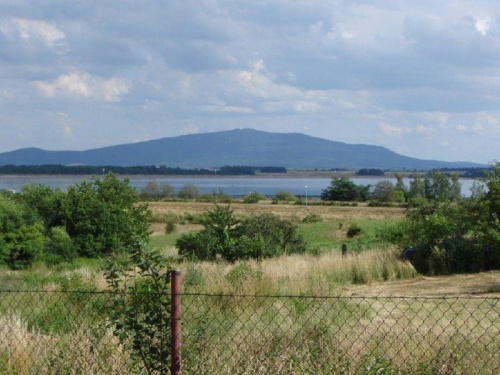 Widok na Ślęże z nad zalewu w Mietkowie