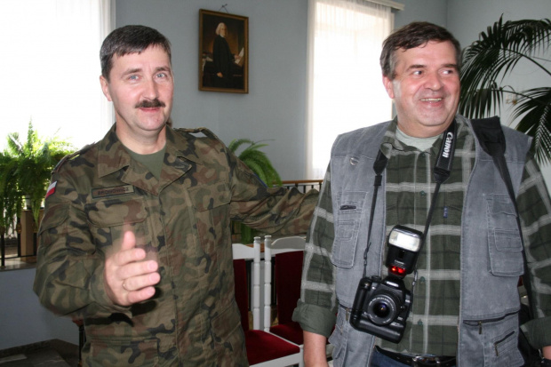 Zaproszeni goście udają się do sali Kryształowej Pałacu. Gen.bryg. Janusz Bronowicz i przyjezdny fotoreporter. #Militaria #Imprezy #Plenerowe