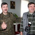 Zaproszeni goście udają się do sali Kryształowej Pałacu. Gen.bryg. Janusz Bronowicz i przyjezdny fotoreporter. #Militaria #Imprezy #Plenerowe
