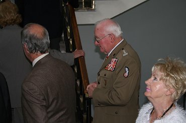 Zaproszeni goście udają się do sali Kryształowej Pałacu. #Militaria #Imprezy #Plenerowe