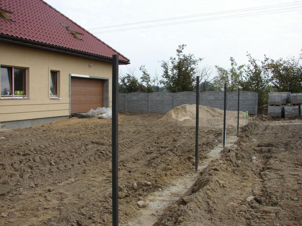 powoli robimy porządki wokół domu, po bokach ogrodzenie betonowe, a z przodu wylewki pod ogrodzenie klinkierowe
