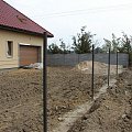 powoli robimy porządki wokół domu, po bokach ogrodzenie betonowe, a z przodu wylewki pod ogrodzenie klinkierowe