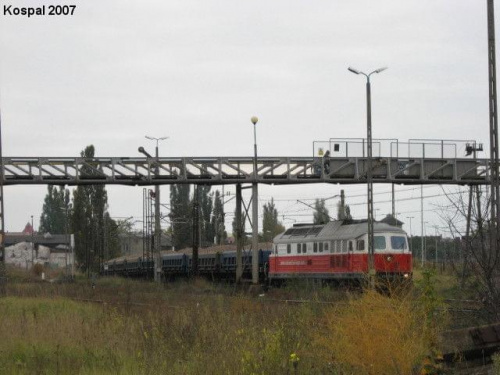 09.10.2007 Pociąg towarowy spółki PCC Rail Szczakowa jedzie z ładunkiem tłucznia.