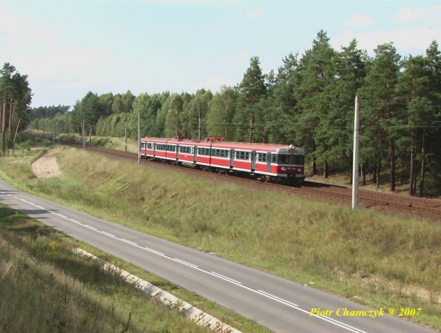 Ostatnio mój ulubiony motyw - nasyp linii Piła Główna - Kutno. Odcinek Piła - Kaczory. Nieznanych numerów kibelek zmierza do Bydgoszczy jako 85430 #kolej #PKP #EN57 #lato